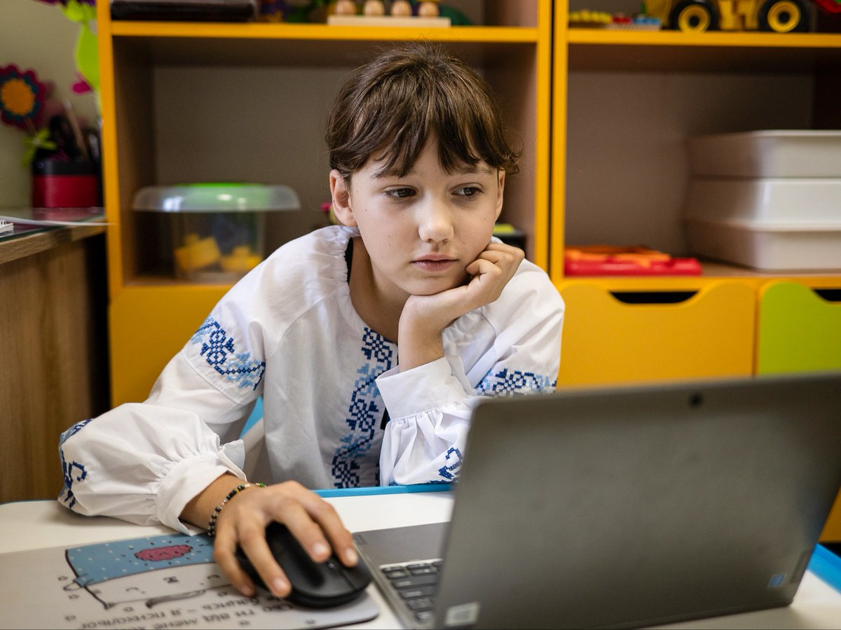 GPforEducation's tweet photo. 🇺🇦 1.2 million Ukrainian students have no access to in-person education, with over 1,880 schools damaged or destroyed.

GPE and @UNICEF_UA, with in-kind support from Microsoft and Google, are supporting @MON_UKRAINE to help children get back to learning 👇

#FundEducation https://t.co/ScccQqm3GK