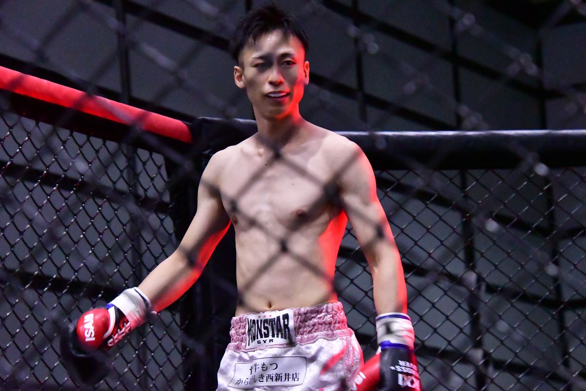 Executioner893's tweet photo. トリプルメインイベント バンタム級/-53kg第2代王座決定トーナメント決勝戦 3分3R延長1R 遠山翔太選手（MONSTAR GYM）vs小野祥平選手（TARGET SHIBUYA）。初代王者・星憂雅選手が階級変更に伴い王座返上。王座決定トーナメントで激戦を勝ち抜いた遠山選手と小野選手がトリプルメインの大トリを務めた。両選手の攻防に場内爆発連発。KROSSxOVERのキックボクシングは本当に熱い。
#KROSSOVER37