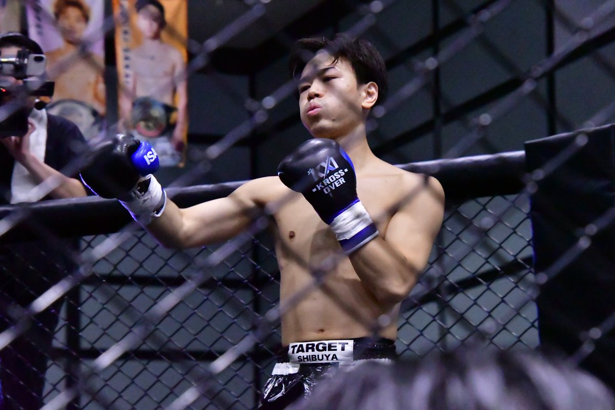Executioner893's tweet photo. トリプルメインイベント バンタム級/-53kg第2代王座決定トーナメント決勝戦 3分3R延長1R 遠山翔太選手（MONSTAR GYM）vs小野祥平選手（TARGET SHIBUYA）。初代王者・星憂雅選手が階級変更に伴い王座返上。王座決定トーナメントで激戦を勝ち抜いた遠山選手と小野選手がトリプルメインの大トリを務めた。両選手の攻防に場内爆発連発。KROSSxOVERのキックボクシングは本当に熱い。
#KROSSOVER37