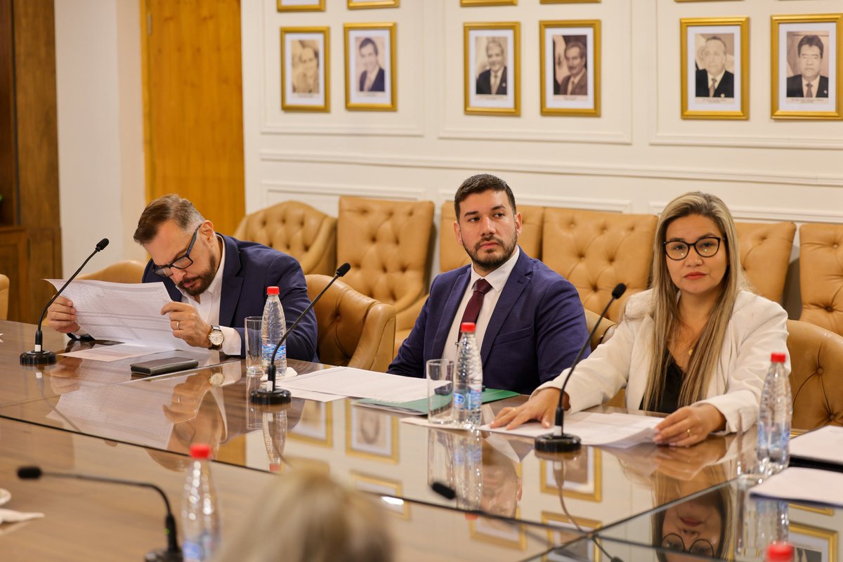 SenadoresPy's tweet photo. @patrick_kemper @DionisioAmarill @camilobenitez23 @contraloriapy @SenadoTV24 En segundo turno, participan como invitados directivos de la Universidad Sudamericana. Prosigue la reunión de la Comisión Especial de Investigación sobre presuntos títulos falsos.

#SenadoPy https://t.co/Lvxa6aQWGa