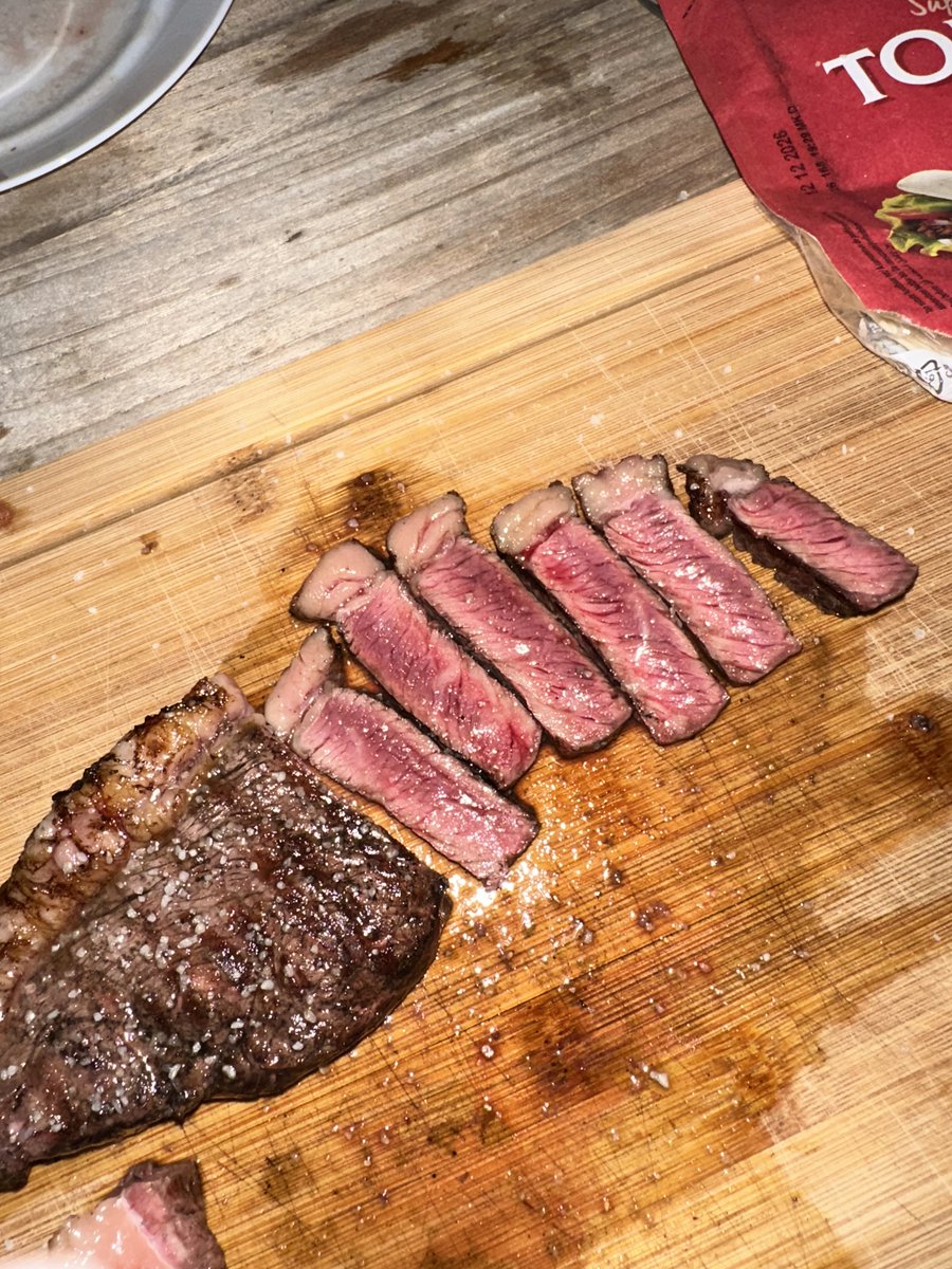 schulzfel's tweet photo. @expat_girl @Playyy__boii @grok Dude, look at this, perfect example, 26,50 the kg sold on a card board package, no marbling, no fat cap, absolutely depressing. I paid the same price as you and look this meat https://t.co/pLJAER6TAE