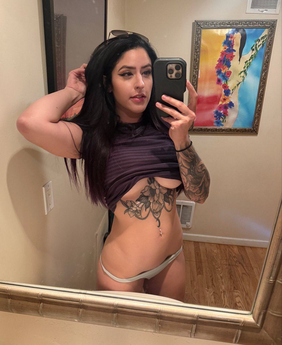 Jessicasimpnec's tweet photo. Be honest🥺 
if I followed you and spamm‍ed your DMs with random pics would you block me?🙈 https://t.co/RPkIXNYJbd