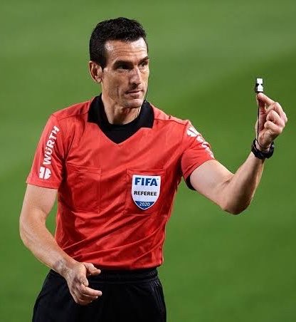 FullTime90X's tweet photo. 🚨🔵🔴 𝗕𝗥𝗘𝗔𝗞𝗜𝗡𝗚: Juan Martínez Munuera will officiate this Sunday’s El Clásico — and he is the SON of the founder of a Real Madrid supporters’ club! 👀⚖️

Is this really just a coincidence? 🤯🚨

Florentino Pérez is accusing Barcelona and using the Negreira case as a distraction — but is HE using that very case to divert attention while allegedly pulling the strings behind Spanish refereeing and securing favourable decisions for Real Madrid? 👀⚪🔥