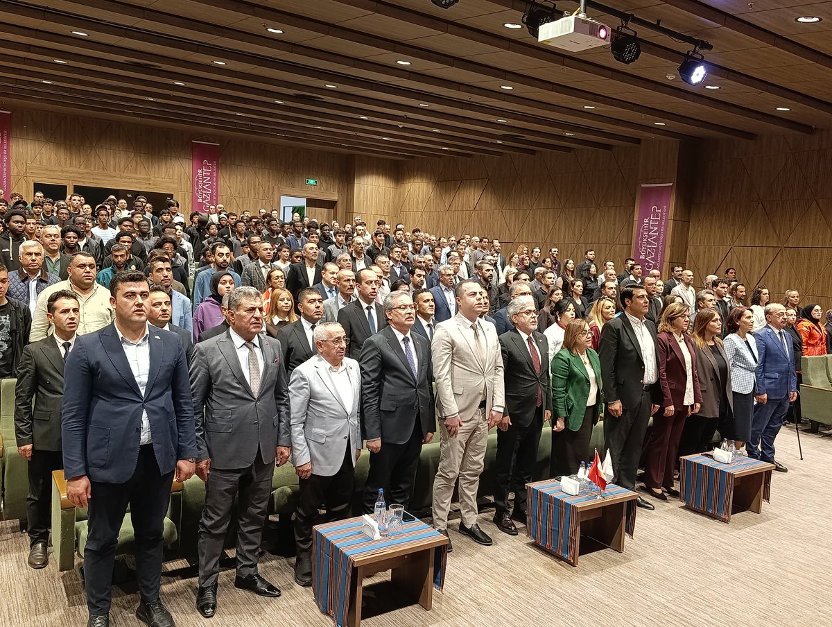 akgncsehitkamil's tweet photo. Milli Eğitim Bakan yardımcısı Sn.Dr.Ömer Yelkenci,Gaziantep Büyükşehir Belediye Başkanımız Sn. Fatma Şahin, Şehitkamil Belediye Başkanımız Sn. Umut Yılmaz, Şehitkamil Kadın Kolları Başkanımız Sn. Yasemin Karaca Ersöz, Şehitkamil Gençlik Kolları Başkanımız Sn. Yakup Beşe ve teşkilat mensuplarımız ile birlikte;

Milli Eğitim Bakan Yardımcımız Sn. Dr. Ömer Yelkenci’nin katılımlarıyla gerçekleştirilen “Türkiye Yüzyılı Maarif Modelinde Müze Temelli Tarih Eğitimi” konulu konferansa katılım sağladık.

Eğitim, tarih ve kültürel mirasımız üzerine gerçekleştirilen bu anlamlı programın hayırlara vesile olmasını diliyoruz.

@RTErdogan
@avyusufibis
@abdulhamitgul
@fatihseyrekk
@fmfedaioglu
@FatmaSahin 
@avmustafadurmus 
@ismailguler027
@umutymz 
@avyaseminkaraca 
@bese_yakup
@AKGenclikGM
@AKPartiG_Antep