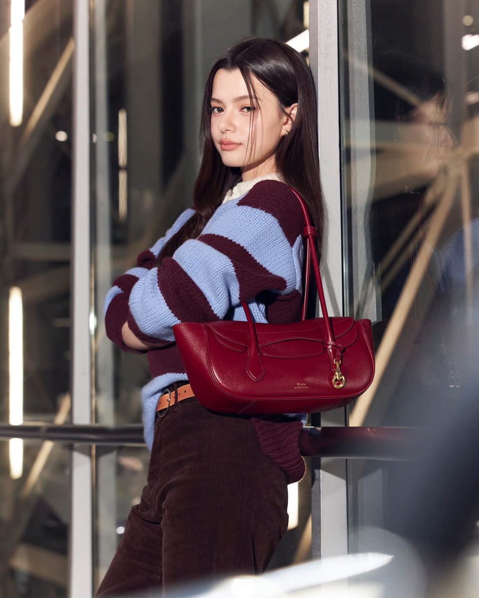 AllNews_th's tweet photo. เบคกี้ – รีเบคก้า อาร์มสตรอง (@AngelssBecky ) และ มีน – นิชคุณ ขจรบริรักษ์ (@nichameen8 ) เตรียมออกเดินทางสู่กรุงโตเกียว ประเทศญี่ปุ่น ในฐานะตัวแทนจากประเทศไทย เพื่อเข้าร่วมงาน Polo Fest Tokyo 

#beckysangels‌ #Meennicha8 
#RalphLauren #PoloFest

🔗 https://t.co/IZe0p9Muad
ในวันที่ 22 ตุลาคม 2569 พร้อมสัมผัสโลกของ Polo Ralph Lauren ผ่านแฟชั่น ไลฟ์สไตล์ และวัฒนธรรมอันเป็นเอกลักษณ์ของแบรนด์

เบคกี้ปรากฏตัวในโททัลลุคจาก Polo Ralph Lauren โดดเด่นด้วยเสื้อ Rugby Shirt ลายทางสีเบอร์กันดีและฟ้า แมตซ์กับกางเกงสีน้ำตาลและรองเท้าบู๊ต พร้อมเติมสีสันด้วยกระเป๋า Polo Blaze Small Shoulder สี Currant จากคอลเลกชัน Fall 2026 ที่ถ่ายทอดแรงบันดาลใจจากงานเครื่องหนังและโลกแห่งการขี่ม้าผ่านดีไซน์ร่วมสมัย

ด้านมีนมาในลุคเรียบเท่ที่สะท้อนเสน่ห์ของ Effortless Style ด้วยคาร์ดิแกนสีเบจเลเยอร์ทับเสื้อเชิ้ตสีขาว จับคู่กับกางเกงเดนิมสีฟ้าอ่อนและรองเท้าหนังสีน้ำตาล พร้อมกระเป๋า Polo Blaze Large Shoulder สี Chestnut ถ่ายทอดความโมเดิร์นคลาสสิกผ่านการเลเยอร์ไอเท็มเหนือกาลเวลา อันเป็นเอกลักษณ์ของ Polo Ralph Lauren

@RalphLauren