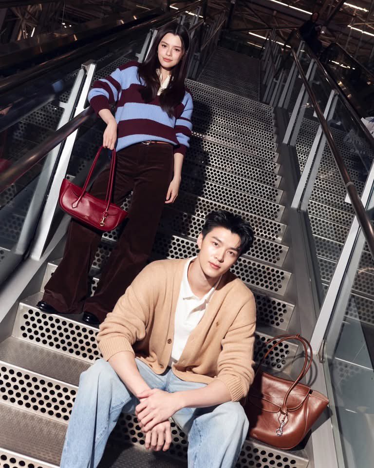 AllNews_th's tweet photo. เบคกี้ – รีเบคก้า อาร์มสตรอง (@AngelssBecky ) และ มีน – นิชคุณ ขจรบริรักษ์ (@nichameen8 ) เตรียมออกเดินทางสู่กรุงโตเกียว ประเทศญี่ปุ่น ในฐานะตัวแทนจากประเทศไทย เพื่อเข้าร่วมงาน Polo Fest Tokyo 

#beckysangels‌ #Meennicha8 
#RalphLauren #PoloFest

🔗 https://t.co/IZe0p9Muad
ในวันที่ 22 ตุลาคม 2569 พร้อมสัมผัสโลกของ Polo Ralph Lauren ผ่านแฟชั่น ไลฟ์สไตล์ และวัฒนธรรมอันเป็นเอกลักษณ์ของแบรนด์

เบคกี้ปรากฏตัวในโททัลลุคจาก Polo Ralph Lauren โดดเด่นด้วยเสื้อ Rugby Shirt ลายทางสีเบอร์กันดีและฟ้า แมตซ์กับกางเกงสีน้ำตาลและรองเท้าบู๊ต พร้อมเติมสีสันด้วยกระเป๋า Polo Blaze Small Shoulder สี Currant จากคอลเลกชัน Fall 2026 ที่ถ่ายทอดแรงบันดาลใจจากงานเครื่องหนังและโลกแห่งการขี่ม้าผ่านดีไซน์ร่วมสมัย

ด้านมีนมาในลุคเรียบเท่ที่สะท้อนเสน่ห์ของ Effortless Style ด้วยคาร์ดิแกนสีเบจเลเยอร์ทับเสื้อเชิ้ตสีขาว จับคู่กับกางเกงเดนิมสีฟ้าอ่อนและรองเท้าหนังสีน้ำตาล พร้อมกระเป๋า Polo Blaze Large Shoulder สี Chestnut ถ่ายทอดความโมเดิร์นคลาสสิกผ่านการเลเยอร์ไอเท็มเหนือกาลเวลา อันเป็นเอกลักษณ์ของ Polo Ralph Lauren

@RalphLauren