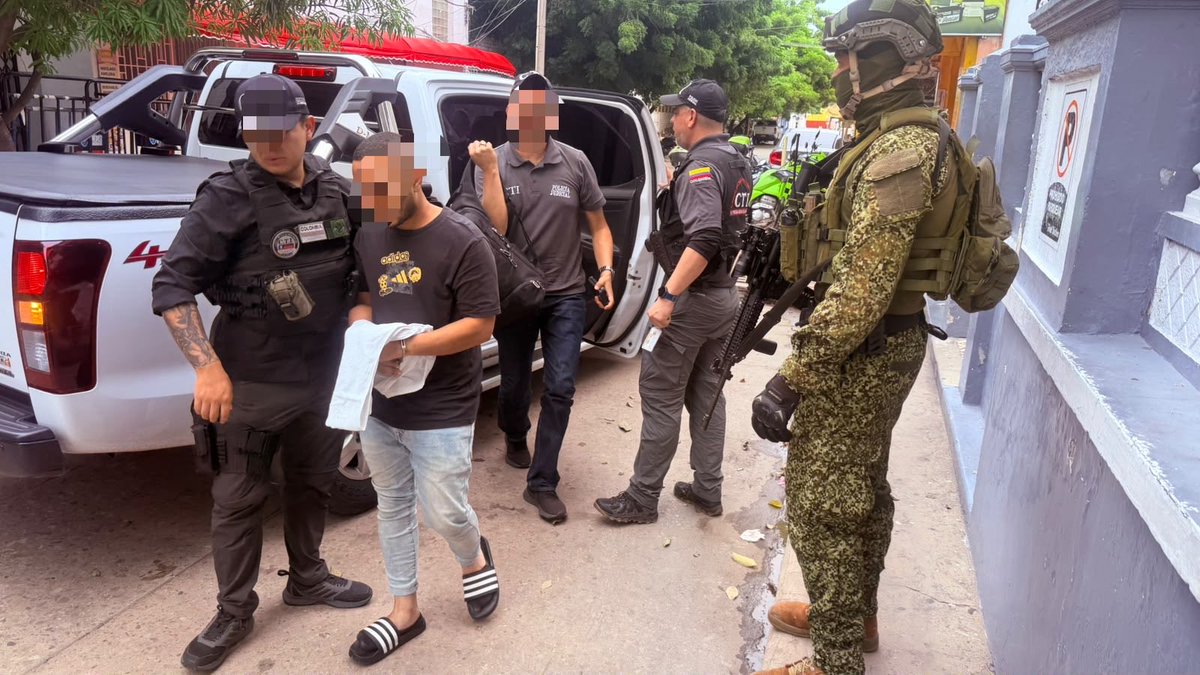 ArmadaColombia's tweet photo. En el marco de una operación conjunta, coordinada e interagencial, la Armada Nacional, el Ejército Nacional, la Fuerza Aérea , la Fiscalía General de la Nación y la Administración para el Control de Drogas de Estados Unidos (DEA) lograron la captura de seis presuntos integrantes de una organización narcotraficante transnacional con injerencia en los departamentos de La Guajira y Atlántico, y presuntos vínculos criminales en diferentes países de la región Caribe.