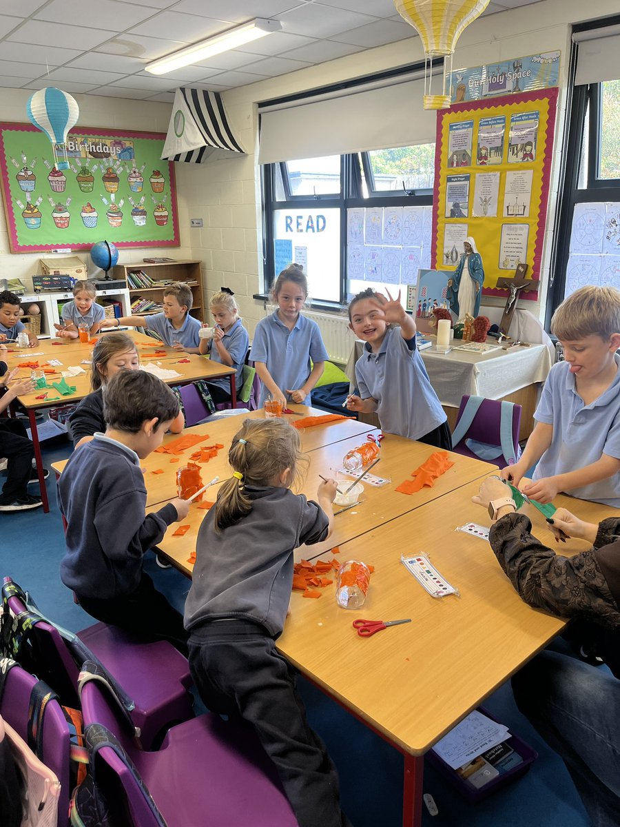 MsOlsonsClass's tweet photo. Our Halloween lanterns! 🎃👻🧛🧟 @followstannes https://t.co/HOrYY19AqH