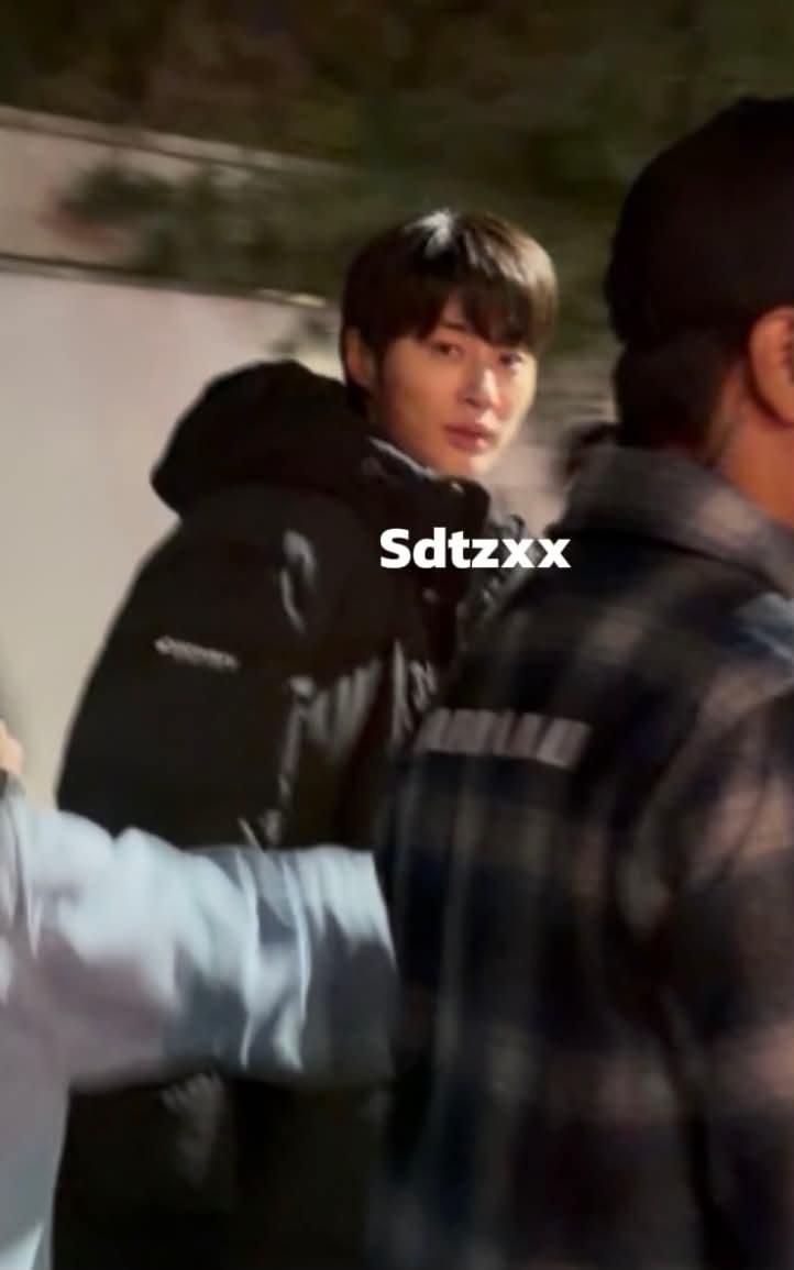 wooseoksyndrome's tweet photo. 💙 I immediately took out my long padded jacket. That’s how determined I am not to catch a cold 🥰

Wooseok spotted filming in Sinchon today and he wasn't kidding about his padded jacket! https://t.co/7eXiqQUCf2