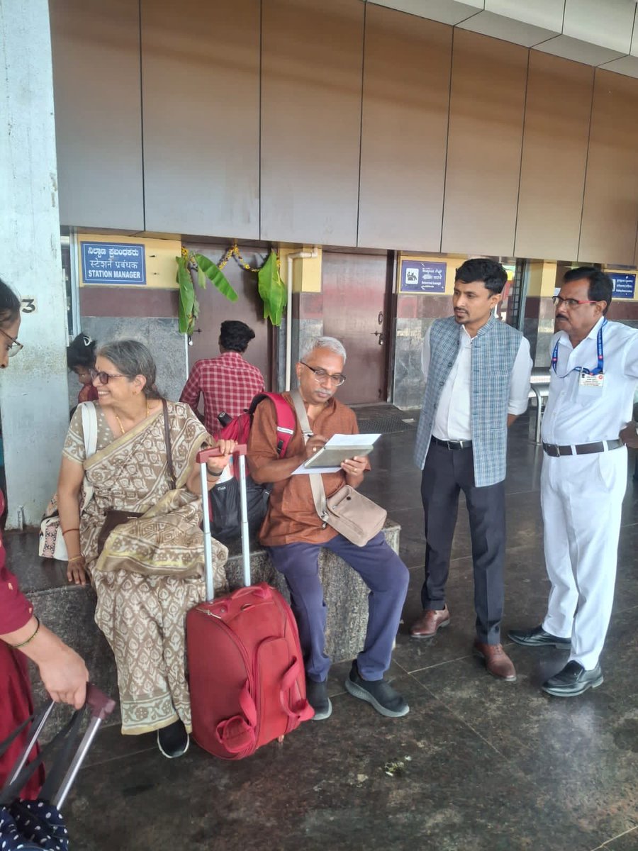 drmsbc's tweet photo. As part of #SpecialCampaign6.0, Rail Jan Samvaad was organised at #Yelahanka Jn. Railway Station. Sr. Divisional Personnel Officer Shri Venkatesh Nayak interacted with passengers, received their feedback and suggestions, and addressed service-related concerns. Cleanliness activities were also undertaken to promote a clean and comfortable railway environment.