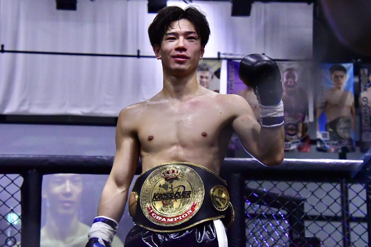 Executioner893's tweet photo. いつもポーカーフェイスな小野祥平選手だがKROSSxOVERバンタム級/-53kg王者となったフォトセッションではホッとした笑顔に。マイクではプロデビューしてからずっと応援してくれていた"まごころキッチン みな美"さんへの感謝の気持ちを伝えた小野選手。小野選手の真心が伝わるとても良いマイクでした。おめでとう新王者・小野選手！
#KROSSOVER37
