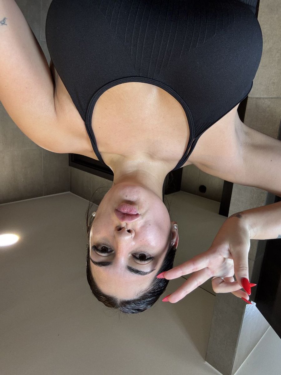 camilla222s's tweet photo. looking at me or falling for me? 😉 https://t.co/eiqQLL8haz