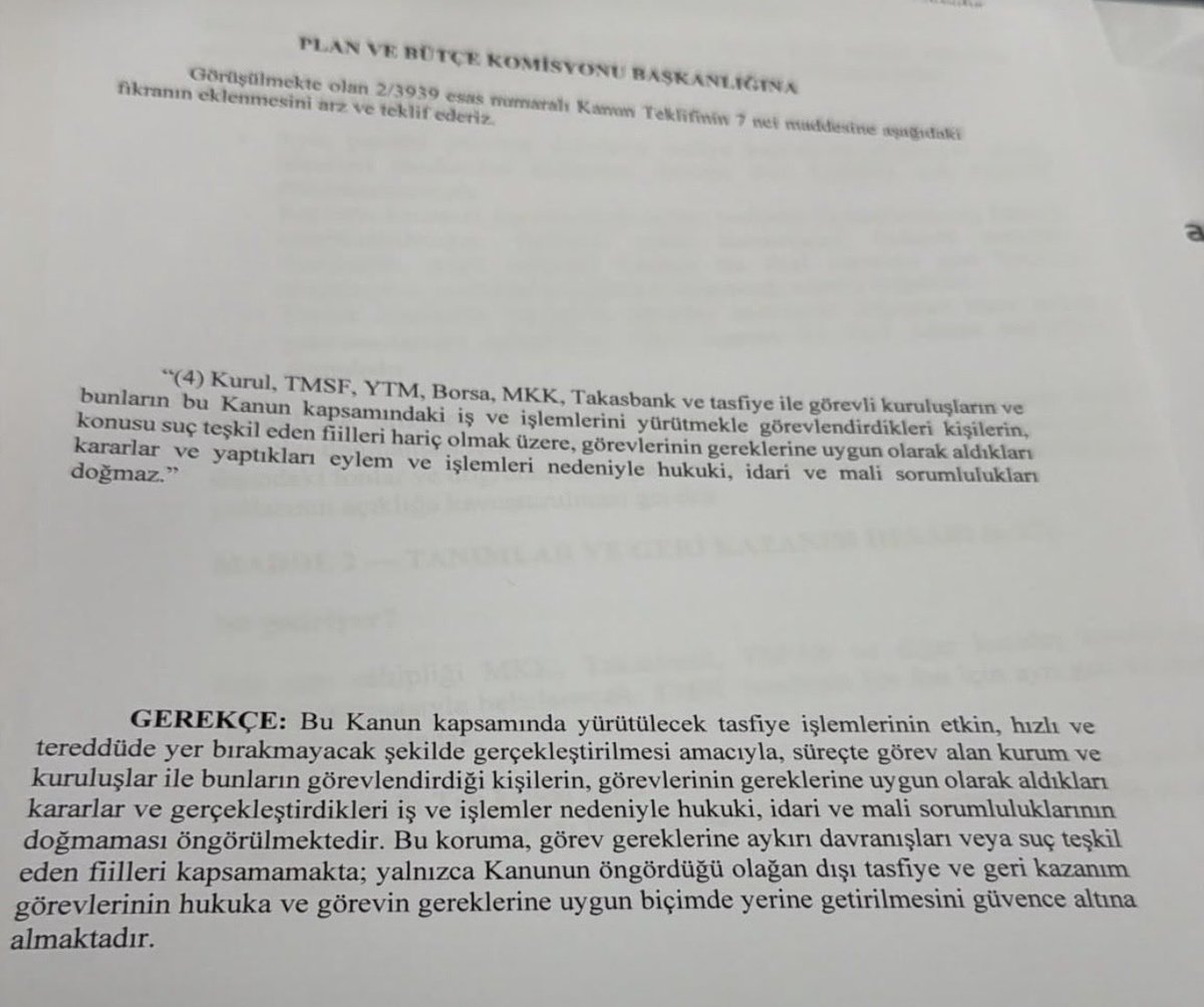 MTanal's tweet photo. MİLLET PARASINI BEKLİYOR, 
AKP BÜROKRATA KORUMA KALKANI GETİRİYOR.

PUSUDA BEKLİYORLAR.
RADARA TAKILDILAR…

Mağdurun hakkını güvenceye alacağınıza, 
görevlilerin hukuki, idari ve mali sorumluluğunu sınırlamak için hazırlık yaptılar.

Siyasi talimatla iş yaptırıp kanunla sorumluluktan kaçış yolu açamazsınız.

MİLLETİN PARASINI YÖNETEN, HER KURUŞUN HESABINI VERECEK