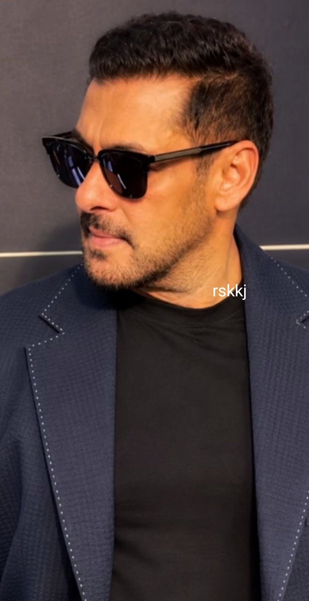 RomiSKkiJaan's tweet photo. Who could even imagine that @BeingSalmanKhan is getting hotter, fitter, and fresher?

My timeline is flooding with Salman Khans at the IIFA press conference. He's looking so energetic that it makes me wonder: is he really in his 60s?

He just awakened the vampire inside of me. https://t.co/EqvveIWmvZ