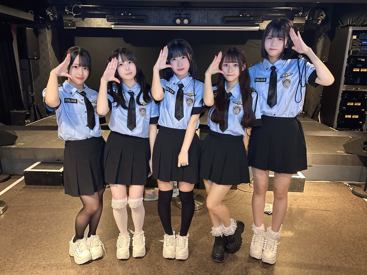 Fillemimi_staff's tweet photo. 本日心斎橋KuRaGeにて Fille mimi定期公演  思い出ミルフィーユ vol.22
ありがとうございました🐰🎤

新メンバー・新体制お披露目❕
百衣あこデビュー🎉
ハロウィンコスプレはみんなでポリス
いかがでしたか？🚓🚨

今日からこの5人で頑張っていきます❤️‍🔥❤️‍🔥

次のライブは10/24(土)SUNHALL⇒ナンバーゲート沢山お待ちしております💗
