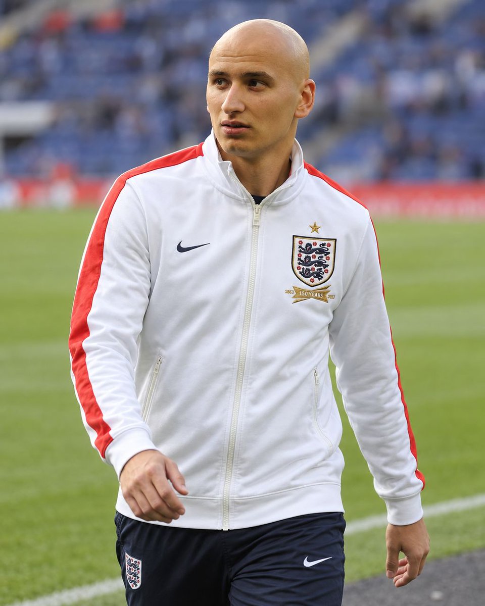 FootballFunnys's tweet photo. 🚨 Jonjo Shelvey has opened up on his reasons for leaving the UK:

"I don't want my children growing up in England anymore"

"I'd never wear a watch in London. You can't have your phone out in London"

"I see people getting arrested for tweeting and, then, all of the flags and taking back the country. I'll get myself into trouble if I carry on, but I just feel that the UK isn't what it was 10 to 15 years ago."