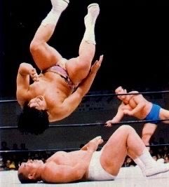 pasin_shouwa's tweet photo. マイティ井上「新日のスタイルが嫌いでね。山本小鉄とは、リングの上でよく揉めてたもん。こっちはプロレスをやろうと思うんだけど、向こうはガチンコの喧嘩で来るわけよ。あの気の荒い星野さんが止めたんだから。星野さんとは手が合った…ってわけでもないんだけど、オールスター戦でタッグも組んだし、赤坂で偶然会って一緒に飲んで、いろんな話をしたこともあったのよ。でも、山本のおっさんはセメントでガンガン殴ってくるから、”こっちもそうは行かない！”って。浜口はやられっ放しだからさ。当時の浜口は、今とは全然違って大人しかったから。俺はもうガンガンやったから、山本小鉄も俺のことを良く思っていなかったはずだよ」