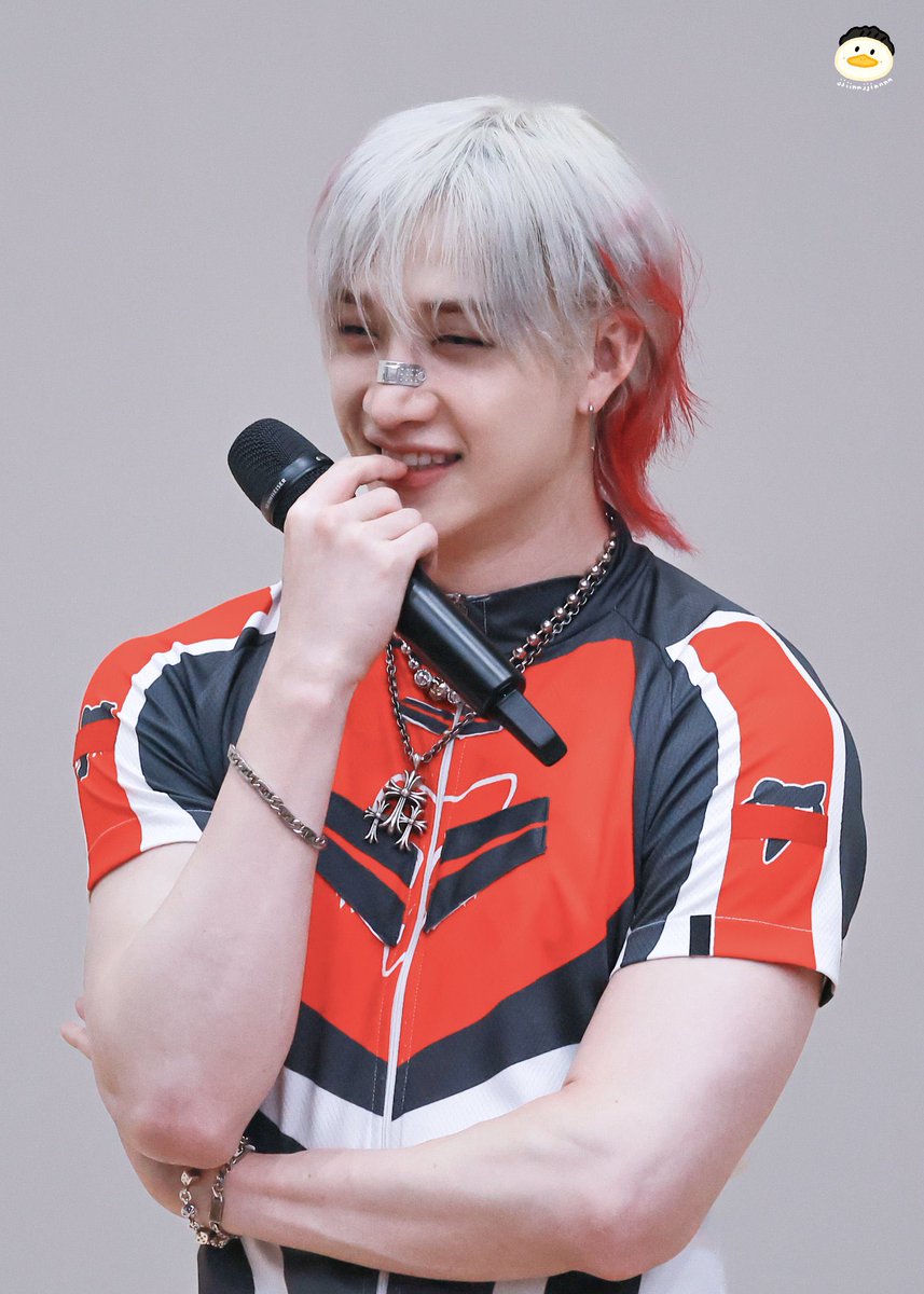 lixschan's tweet photo. “i’ll never get over him.”

“your ex?”

“no, 250823 bang chan” https://t.co/YzI0y9zD2D