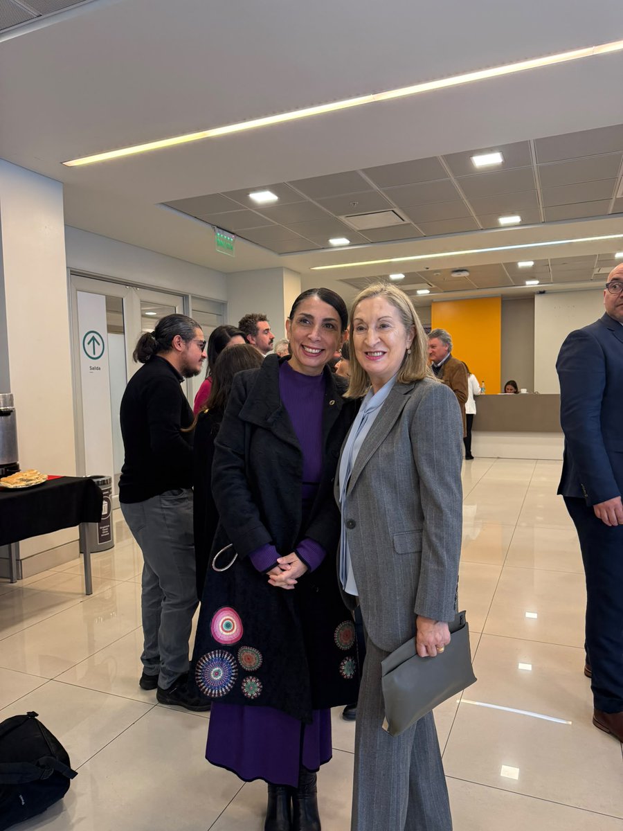 CEAPIconsejo's tweet photo. 🇨🇱 CEAPI refuerza sus vínculos con Chile y su comunidad empresarial y profesional.

@anapastorjulian , secretaria general de CEAPI, ha visitado esta semana el país para estrechar lazos y seguir impulsando la colaboración con sus principales actores institucionales y profesionales.

Durante su visita, participó en el Foro de la Federación Médica de Chile, en el panel "La sanidad, elemento clave de la sociedad del bienestar". Asimismo, visitó el Hospital del Salvador y mantuvo un encuentro con la ministra de Salud, @MinistraChomali .

Desde CEAPI, seguimos comprometidos con Chile y con su comunidad, fortaleciendo relaciones y promoviendo espacios de diálogo y cooperación que nos permitan seguir construyendo juntos un futuro de oportunidades compartidas.

#CEAPI #Chile #Iberoamérica #Salud