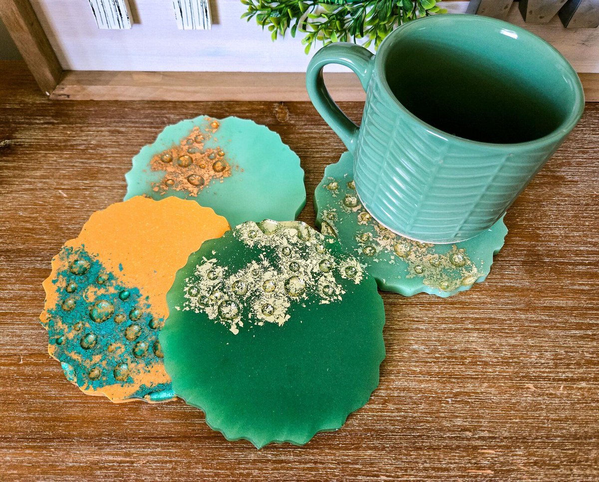StitchedanSketc's tweet photo. Beautiful resin coasters with stunning metallic accents. The ultimate housewarming gift or new home decor upgrade! ☕️ 
Handcrafted gift ideas. 
#craftbizparty #ChristmasGiftIdeas
#HomeDecor #shopsmall #Bizhour https://t.co/2BXfouAxqA https://t.co/osdjVsfH9v