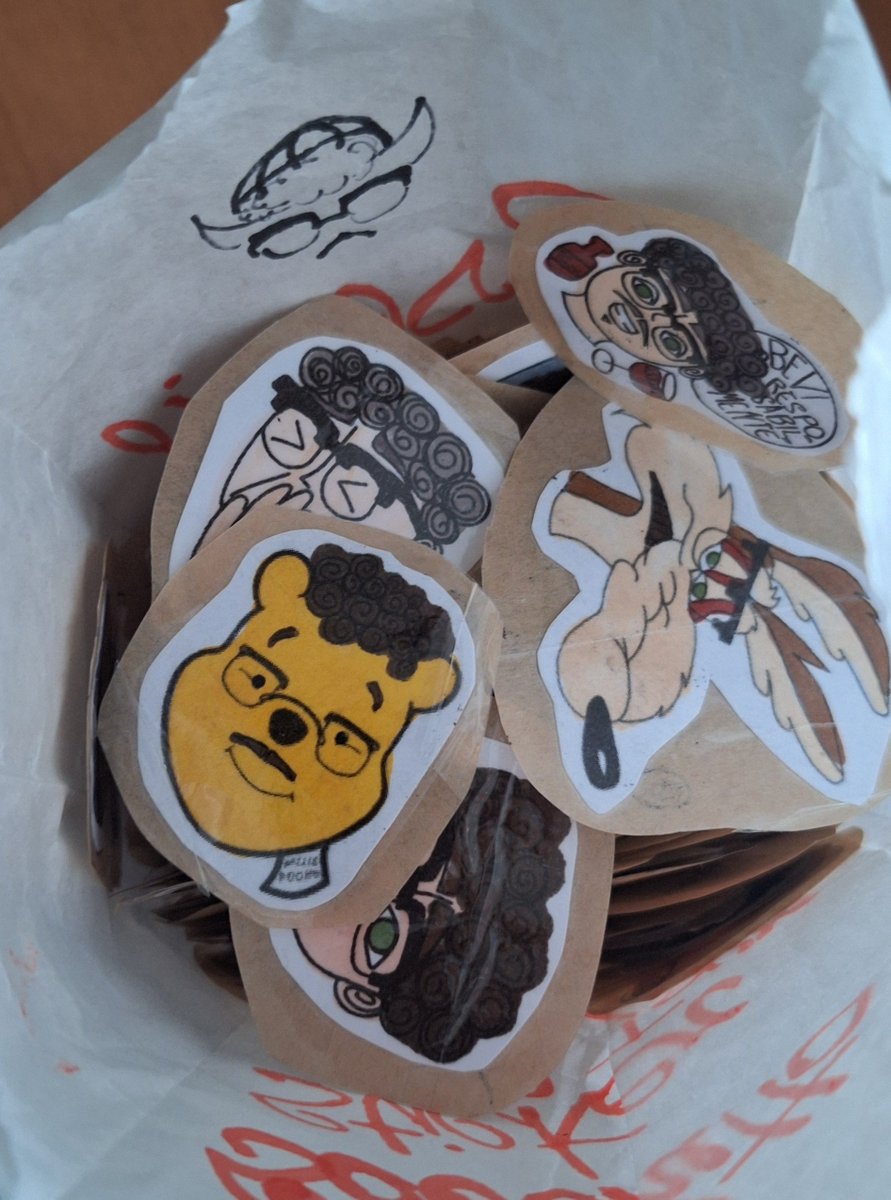 Annyant08's tweet photo. Ciao raga oggi ho appena finito di realizzare dopo 4 mesi questi sticker da distribuire a 2 Date del concerto di Willie Peyote cioé Napoli e Roma 🫶 non sono perfetti ma ci tenevo a farli quelli sulla prima foto sono solo alcuni di tutti quantiii!!!! https://t.co/jK0jy63oie
