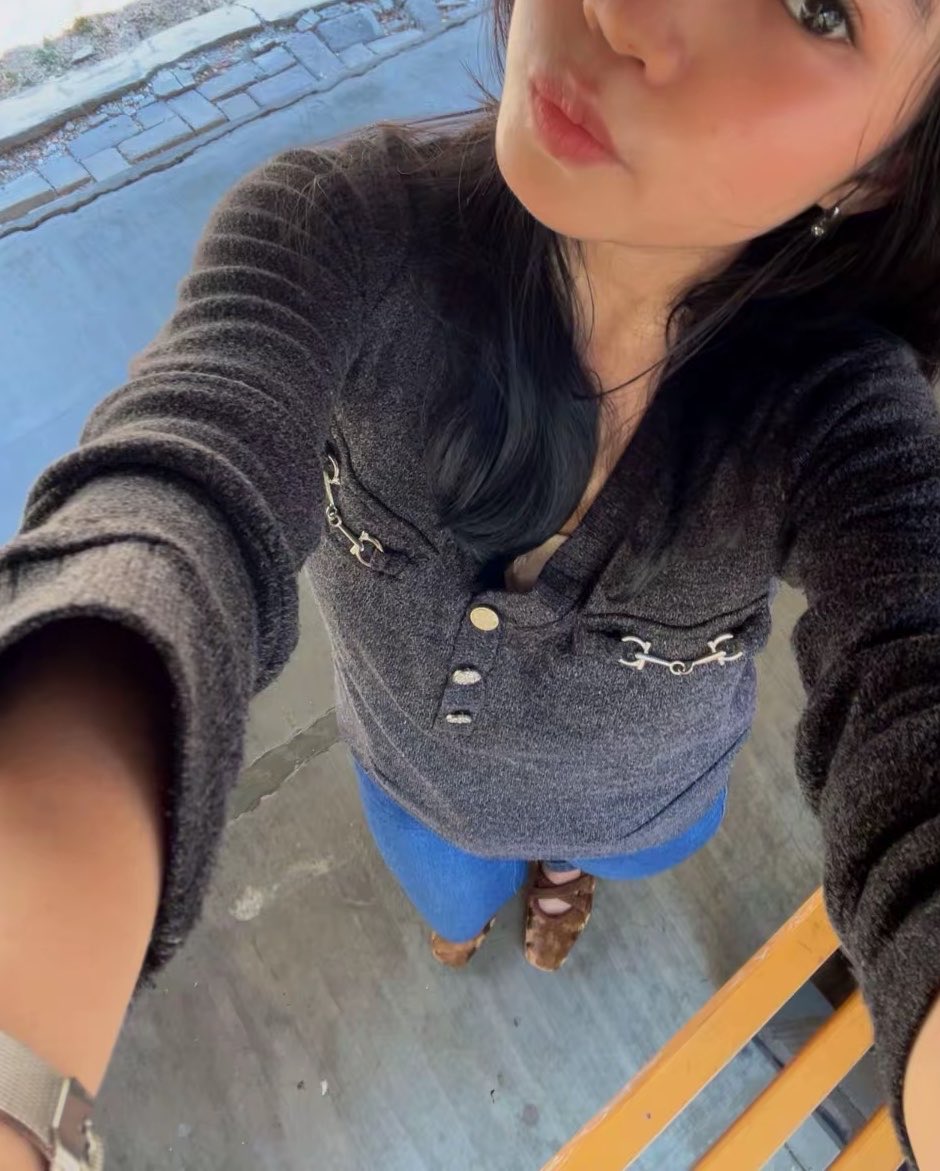 lilyoracaa's tweet photo. aku dan flatshoes macanku https://t.co/NHLLU8w3Xo