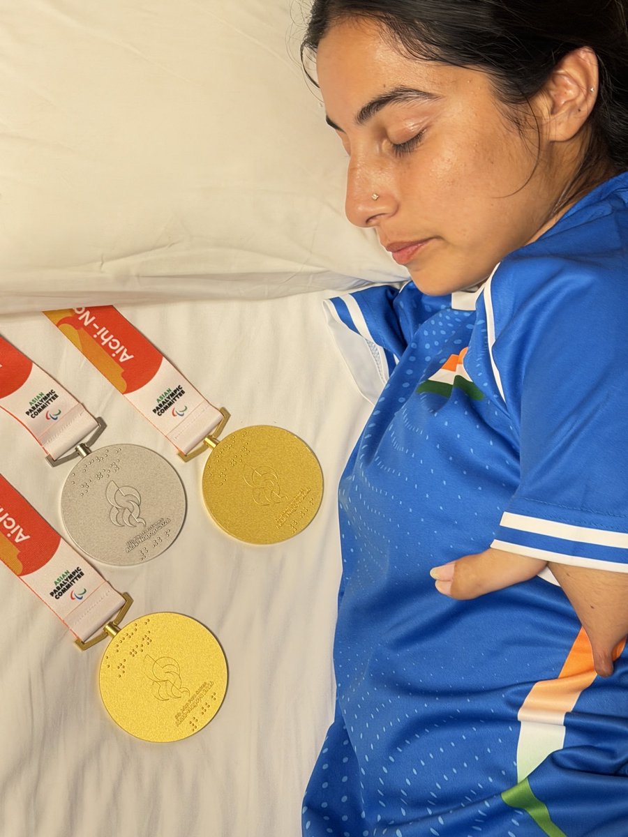 mykhelcom's tweet photo. No celebrations, no noise. Just a champion, her medals, and some well-deserved sleep. ❤️

Sheetal Devi 👏👏

#AsianParaGames2026 #AsianParaGames #SheetalDevi #Japan #MyKhel https://t.co/LcFcKA83Oe