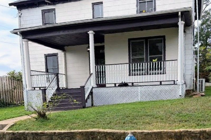 ItsOrderMySteps's tweet photo. 🏡 Historic charm meets modern comfort 5 BR, 2 BA, spacious living areas, individual HVAC, walk to Downtown #LynchburgVa
Minutes to colleges, parks & hospitals. Washer/Dryer ¦ Off-street parking
#HomeForRent #omsRealEstate
🔗 Click the link for details!
https://t.co/kWtpkzNf4w https://t.co/kcJQzVNyD3