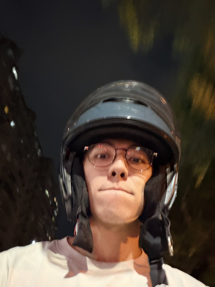 weichen210_'s tweet photo. 高雄現在騎摩托車會冷了💙🥶🥶 https://t.co/IdMncSQxJt
