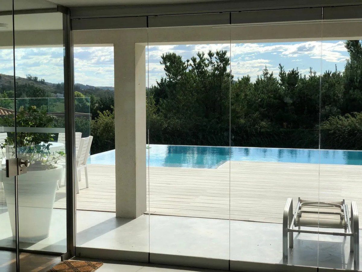 movetoarg's tweet photo. US$650,000 in Tandil for a glass and concrete house on three floors, with a heated pool facing the trees.

2,000 m² of land
Two bedrooms
Living room behind floor-to-ceiling glass

It's 15 years old. https://t.co/cSAM776N9O