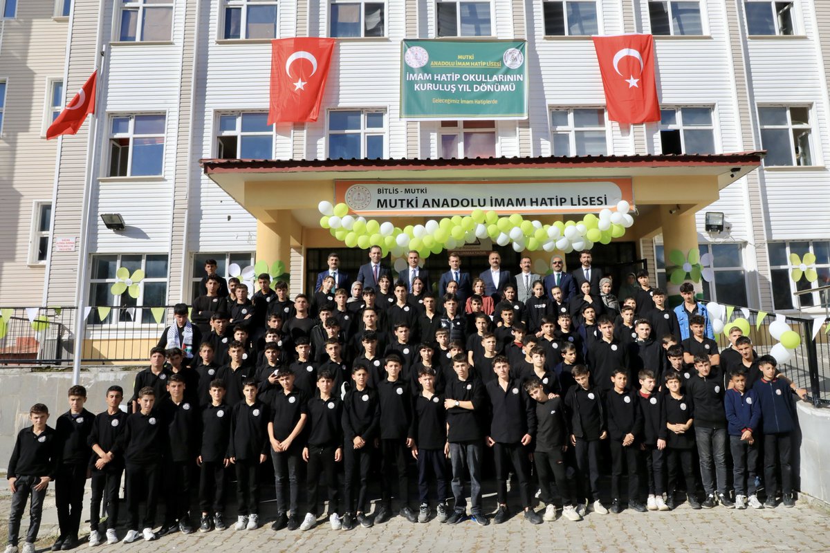 Bitlis_Mem's tweet photo. 📌 İmam Hatip Okullarının Kuruluşunun 75. Yıl Dönümü

​Mutki İmam Hatip Lisesinde, İmam Hatip Okullarının kuruluşunun 75. yıl dönümü dolayısıyla düzenlenen programda; Mutki Kaymakamı Sayın Barış Aytürk, Mutki Belediye Başkanı Sayın Vahdettin Barlak, İl Millî Eğitim Müdürümüz Tayfun Özyolcu, Mutki İlçe Millî Eğitim Müdürü İbrahim Yeşilırmak, İl Millî Eğitim Şube Müdürümüz Derviş Çelik ve diğer şube müdürlerimizin katılımıyla öğretmen ve öğrencilerimizle bir araya gelindi.

📚 ​İmam Hatip Okullarının 75 yıllık eğitim birikimi ve eğitim hayatına katkılarının ele alındığı programda, öğrencileri zihinsel, duygusal, bedensel, sosyal ve manevi gelişim yönleriyle bir bütün olarak ele alan Türkiye Yüzyılı Maarif Modeli'nin yaklaşımı doğrultusunda eğitim faaliyetleri değerlendirildi.

Programda emeği geçen öğrenci, öğretmen ve yöneticilerimize teşekkür ederiz. 💐

​📍 Mutki / Bitlis

#BitlisMEM #BitlisEğitimdeDaimaİleriye #TürkiyeYüzyılıMaarifModeli #BitlisKöklerdenGeleceğe 

@tcmeb @Yusuf__Tekin @BitlisValiligi @ahmetkarakaya37 @TayfunOzyolcu