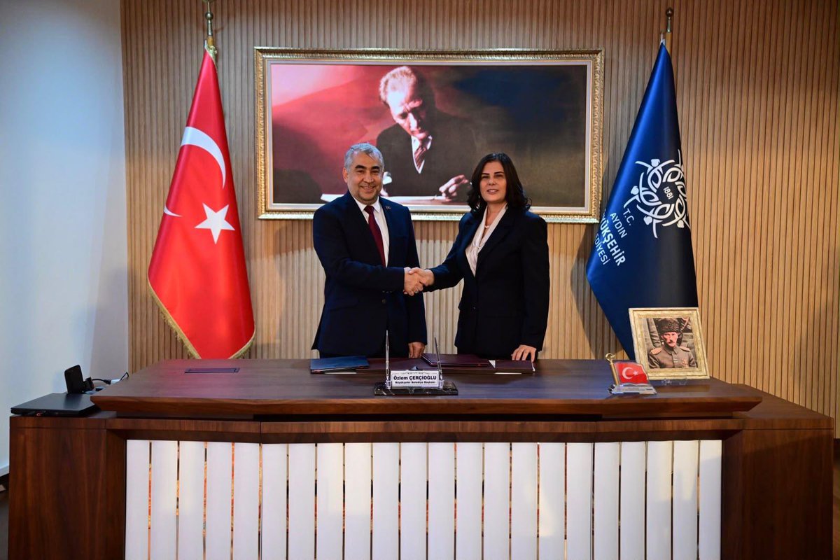 OZLEM_CERCIOGLU's tweet photo. AYDINIMIZA BİR MÜJDEMİZ DAHA VAR! 🌳

Aydın Adnan Menderes Üniversitesi Rektörümüz Sn. Prof. Dr. Bülent Kent ile imzaladığımız ‘’Aydın Büyükşehir Belediyesi ve Aydın Adnan Menderes Üniversitesi İş Birliğiyle Başarılı Peyzaj Uygulamaları İçin Bitkisel Materyal Üretimi Araştırma ve Geliştirme Projesi’’ protokolüyle kentimize yaklaşık 100 milyon lira değerinde ağaç ve fidan üretim tesisi kazandırıyoruz!

✅ 43.000 metrekarelik üretim alanıyla Koçarlı Çakmar’da kentin yeşil dokusunu güçlendirecek sürdürülebilir üretim modelini hayata geçiriyoruz.
✅ Eğitim ve saha deneyimini desteklemek amacıyla ADÜ Ziraat Fakültesi'nde eğitim gören öğrencilerimiz fidan üretim süreçlerinde aktif rol alarak uygulama imkanı bulacak.
✅ Daha yeşil bir Aydın için yetiştirilen fidanlarla parklarımızı, bahçelerimizi ve rekreasyon alanlarımızı renklendireceğiz.

Aydınımızın geleceğine iş birliği içerisinde sundukları kıymetli katkılardan dolayı ADÜ Rektörümüz Sn. Prof. Dr. Bülent Kent’e teşekkür ederiz.

Aydınımız için çalışmaya devam edeceğiz!

@menderesedutr 
@_BulentKent_