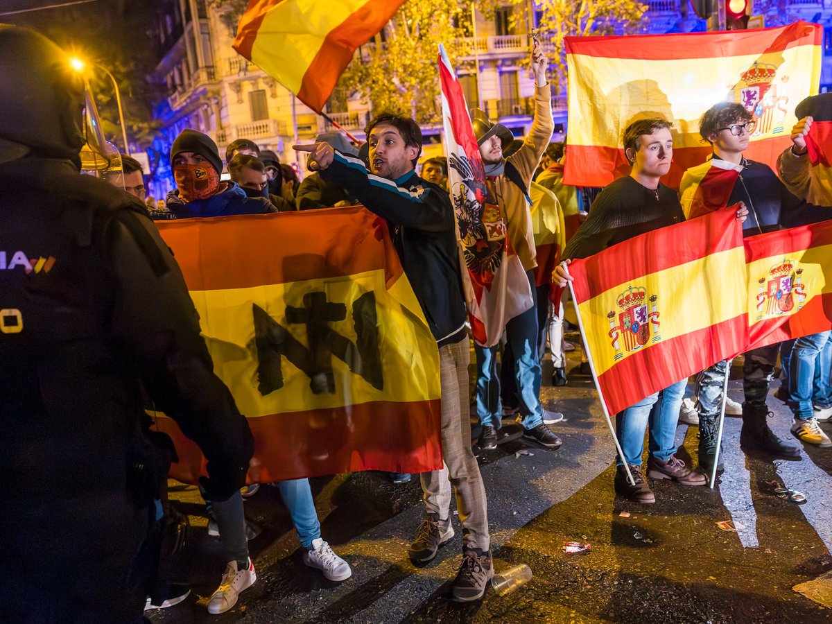 GermanGorraiz's tweet photo. ¿Quién está dando las órdenes?
Se han detectado en las redes llamamientos de colectivos de ultraderecha como Núcleo Nacional con la intención de concentrarse en los ejes de Gran Vía y Puerta del Sol para intentar reventar por la fuerza la acampada por el derecho a la vivienda. https://t.co/OFKwn8mbtY