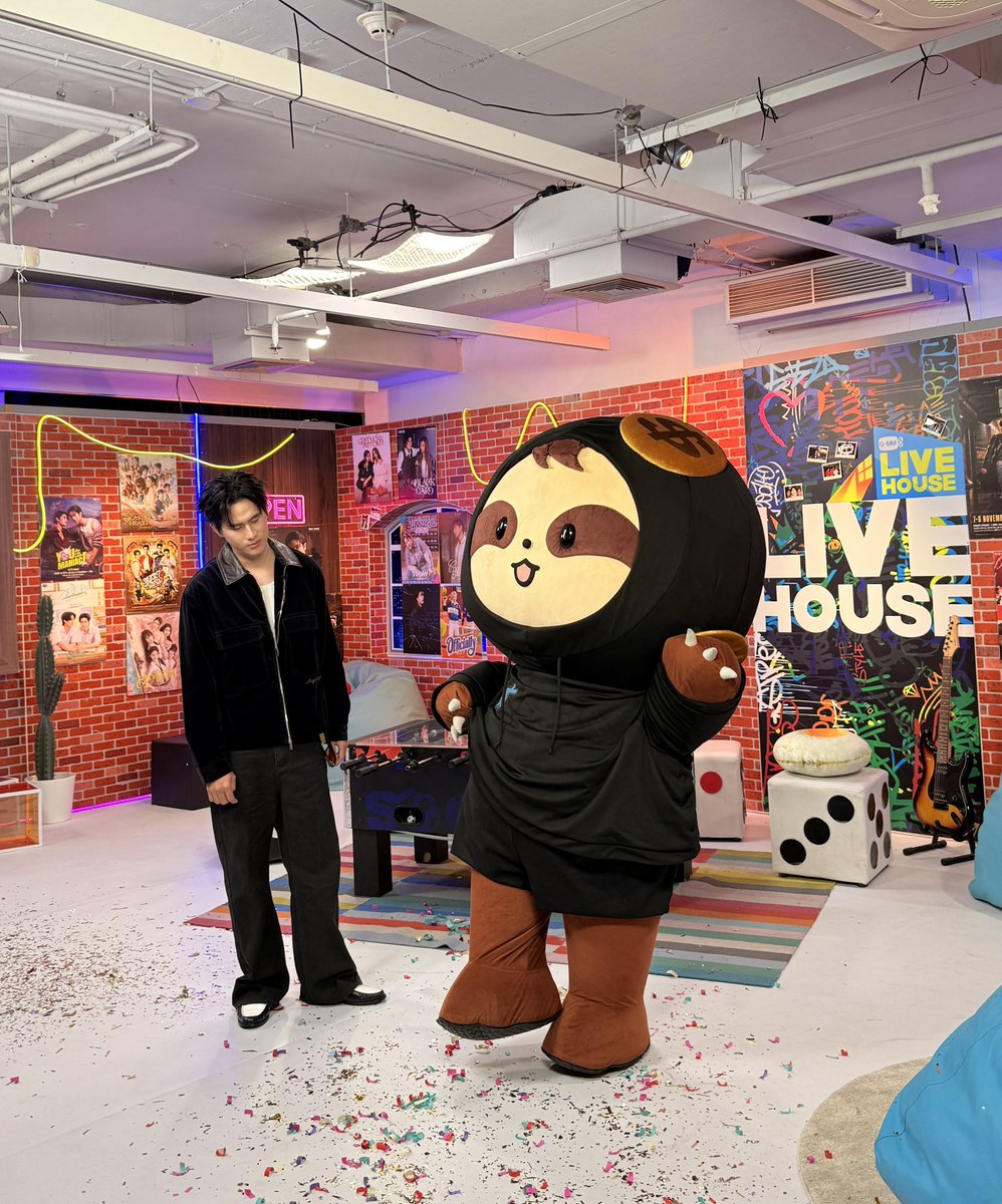 samruay_GMMTV's tweet photo. เซออออพร้ายยยยค้าบบบบ มาาาตามมรอยยยคนนนอานนนตาาารายยยสายยยอาาาโศกกกก~~ 

#GMMTVLiveHouse #SAMRUAY https://t.co/QcwzXr3Yfa
