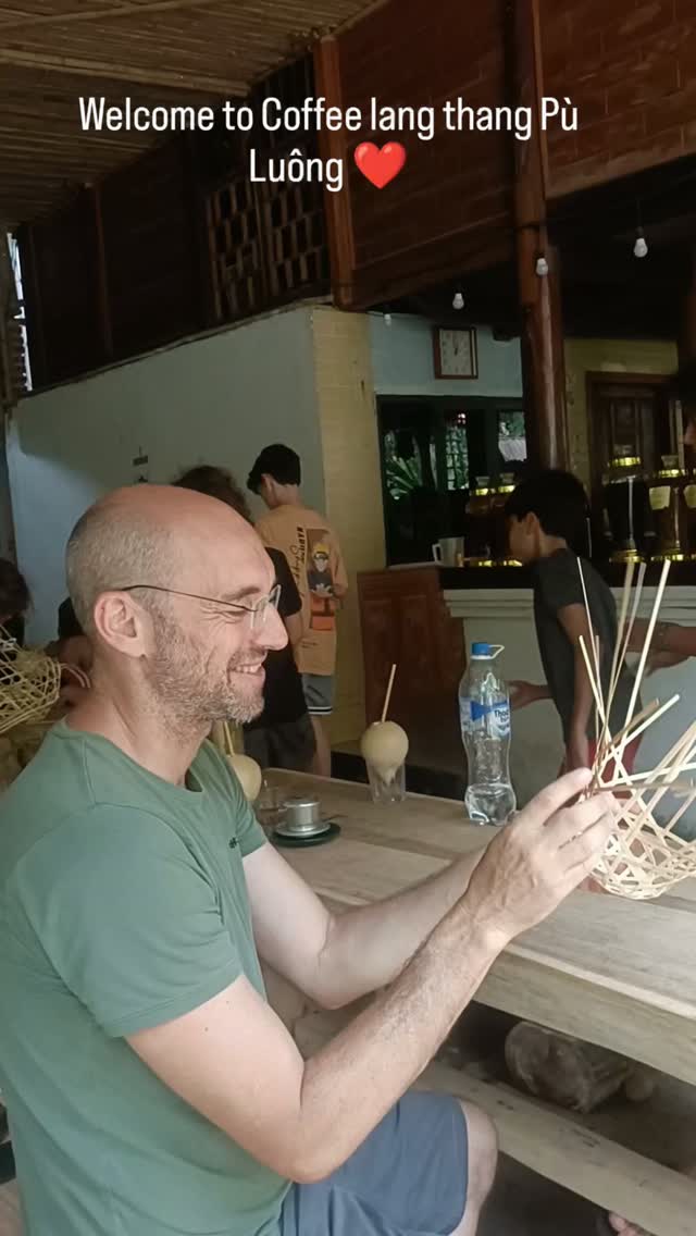 sevenbirileri's tweet photo. Đan lát tại Coffee Lang Thang Pù Luông: gặp gỡ nghệ nhân, tự tay chẻ tre, uốn nan và tạo nên món quà kỷ niệm mang đậm hơi thở văn hóa bản địa. Từ tre thành kỷ niệm, từ đôi tay chạm đến trái tim. https://t.co/fRK5Yes8UV