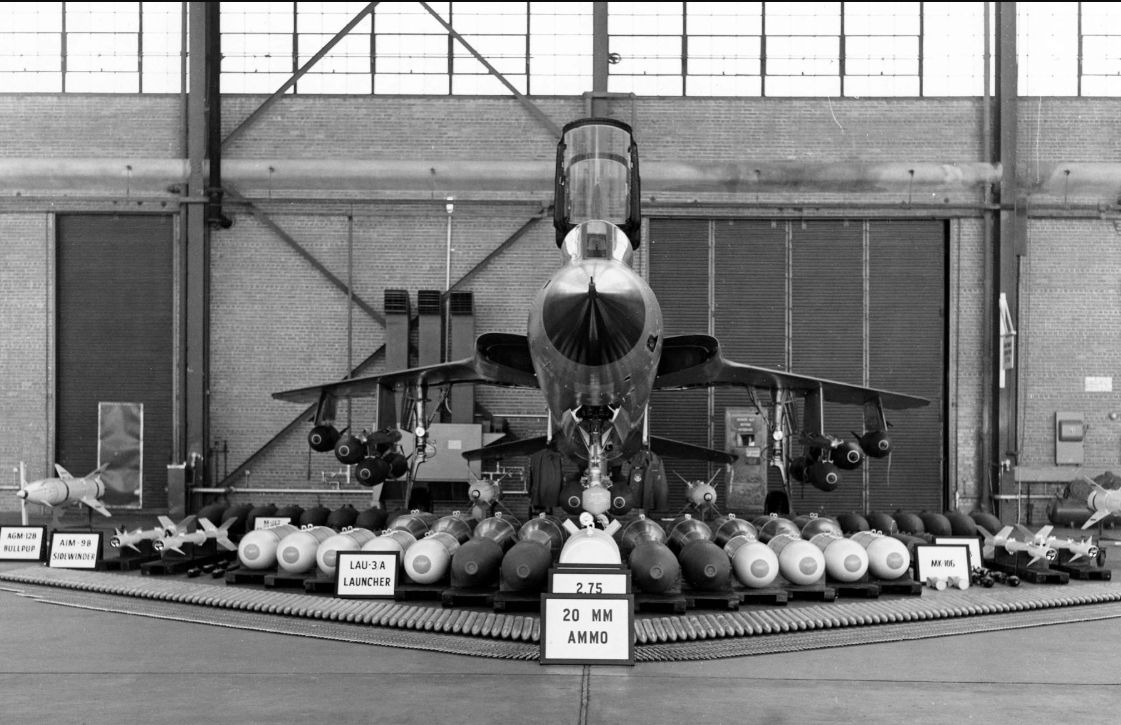 LetKalendar's tweet photo. 22. října 1955 poprvé vzlétl americký stíhací bombardér Republic F-105 Thunderchief. Letoun vznikl pro jaderné útoky nadzvukovou rychlostí v malé výšce, avšak nejvíce jej proslavily konvenční nálety během války ve Vietnamu. Vyrobilo se 833 kusů.

Letoun na první pohled vynikal svými rozměry - při rozpětí 10,6 m a délce téměř 20 m měl prázdnou hmotnost přes 12 tun. S motorem J75 o tahu max. 118 kN (verze F-105D) dosahoval Thunderchief rychlosti max. Mach 2. V interní pumovnici a/nebo na pětici závěsníků stroj unesl 6,4 tuny výzbroje zahrnující konvenční pumy, raketnice, taktické jaderné zbraně či řízené střely AGM-12 Bullpup. Pro vlastní obranu F-105 nesly rotační 20mm kanón, případně i střely vzduch-vzduch AIM-9.

Piloti na F-105 oceňovali prostorný a přehledně uspořádaný kokpit, účinné aerodynamické brzdy a dobrou ovladatelnost ve všech rychlostech. Mezi nevýhody patřily špatný výhled vzad, nízká obratnost vinou olbřímích rozměrů letounu a nízká mechanická spolehlivost u raných verzí. Ačkoliv pak měl F-105 velmi robustní konstrukci, měl nechráněné palivové nádrže a byl tak překvapivě zranitelný protileteckou palbou. Tyto neduhy částečně řešila definitivní verze F-105D, která nesla dodatečné pancéřování. . Od pilotů si typ vysloužil nelichotivé přezdívky "Thud" nebo "Lead Sled". 

Ač navržen pro rychlé průniky v malých výškách, nejvíce F-105 prosluly nad Vietnamem v roli konvenčního bombardéru a jako takové tvořily jádro bombardovací ofenzivy Rolling Thunder proti cílům v Severním Vietnamu. Na tyto akce F-105 obvykle vyrážely s trojicí přídavných nádrží a nákladem pěti 450kg nebo šesti 340kg konvenčních pum. Ve snaze uniknout severovietnamským radarům pak obvykle nalétávající stroje využívaly 1500 m vysoký horský hřeben severozápadně od Hanoje, který díky tomu obdržel přezdívku "Thud Ridge". 

Za zmínku stojí také operace Wild Weasel pro potlačení nepřátelské PVO; pro tyto účely se používaly upravené letouny F-105D a F-105F vybavené rušičkami a protiradarovými střelami Shrike. V roce 1967 pak přišla specializovaná verze F-105G s novou avionikou, upraveným protiradarovým systémem a napevno instalovanou rušičkou v trupu. Při typické SEAD misi stroje nesly dvě střely Shrike, jednu střelu AGM-78 Standard s dlouhým dosahem a dvojici přídavných nádrží. 

Během těchto misí čelily F-105 nejen severovietnamské PVO, ale také hrozbě stíhaček. Proti nim byly těžké a bombami naložené Thunderchiefy v jasné nevýhodě, a to i tváří v tvář starším typům; například 3. dubna 1965 byly dva F-105 sestřeleny podzvukovými stíhačkami MiG-17 při náletu na most Thanh Hoa v Hanoji. Později proto F-105 létaly s doprovodem stíhaček F-4 Phantom. Neznamená to ovšem, že by byly Thunderchiefy zcela bezbranné, a do konce války si jejich piloti nárokovali 27,5 vzdušného sestřelu, z toho 24,5 kanónem. 

Největším zabijákem F-105 ale zůstávala protiletecká palba. Při útocích z malých výšek se Thunderchiefy dostávaly do husté palby hlavňového dělostřelectva, zatímco ve vyšších hladinách je ohrožovaly střely země-vzduch. Ztráty hovoří za vše - do konce války ve Vietnamu bylo během cca 20 tisíc bojových misí ztraceno až 395 strojů (tedy téměř polovina produkce), z toho cca 334 v boji. 

Právě krvavé ztráty nakonec vedly ke stažení typu z frontové služby a jeho nahrazením stíhačkami F-4 Phantom; dodnes jde o jediný americký bojový typ, který musel býr stažen kvůli vysokým ztrátám. Do konce války sloužily pouze F-105G Wild Weasel, a i ty byly brzy po válce nahrazeny letouny F-4G. Přeživší letouny se přeřazovaly do stavu Letecké národní gardy nebo záložních útvarů, kde posledné kusy dolétaly v roce 1984. 

Do současnosti se zachovalo 105 kompletních kusů různých verzí v majetku různých muzeí a základen. Pro našince jsou nejblíže dva kusy v Německu - F-105F s. č. 62-4417 v majetku soukromého leteckého muzea Flugausstellung L. + P. Junior v Habersbergu (cca 26 km východně od Trevíru) a F-105G s. č. 62-4446 na letecké základně Spangdahlem v Bitburgu.