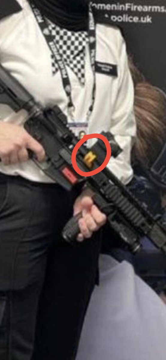 Foxtrot_0scar's tweet photo. @real_moneyshot @cositsonmyphone @Lewis_BGA @AVintenAuthor Orange plastic insert is a breach flag https://t.co/kpeyDzgoNf