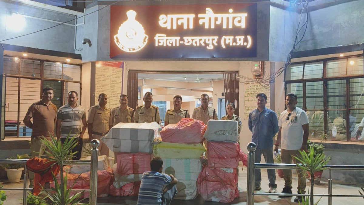 SpChhatarpur's tweet photo. थाना नौगांव पुलिस ने अवैध रूप से पटाखा परिवहन करने वाले आरोपी को किया गिरफ्तार, 13 कार्टून में भरे पटाखे एवं तीन पहिया टैक्सी जप्त

आरोपी के विरुद्ध भारतीय न्याय संहिता एवं विस्फोटक अधिनियम के तहत अपराध पंजीबद्ध

@mohdept @DGP_MP
@MPPoliceDeptt @JansamparkMP  @igpsagarzone https://t.co/C2GyNPuNY6