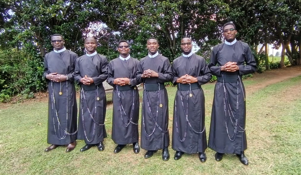 Scalanews1's tweet photo. ```Scala News```
*“South Africa: Investiture of Six Novices at Our Lady of the Mountains Novitiate at Merrivale”* https://t.co/F19l5yGNH7 #scalanews #redemptoristsinternational #RedemptoristMission #RedemptoristYouth #RedemptoristFormation #RYVM #Redemptoristvocation https://t.co/0y4A005dhU