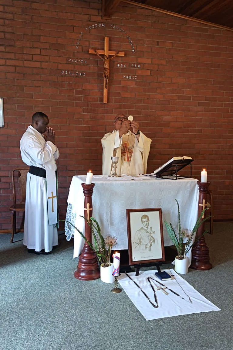 Scalanews1's tweet photo. ```Scala News```
*“South Africa: Investiture of Six Novices at Our Lady of the Mountains Novitiate at Merrivale”* https://t.co/F19l5yGNH7 #scalanews #redemptoristsinternational #RedemptoristMission #RedemptoristYouth #RedemptoristFormation #RYVM #Redemptoristvocation https://t.co/0y4A005dhU