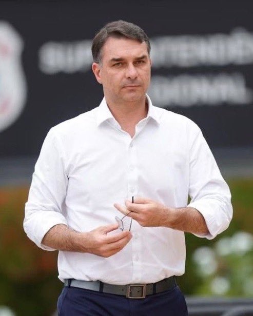 stagepopbr's tweet photo. 🚨 AGORA! Flávio Bolsonaro AUMENTA as exigências para abrir seus sigilos após Lula aceitar as condições impostas pelo senador. 

Flávio apresentou 19 novas exigências ao TSE. https://t.co/Zw3aNaEn3J