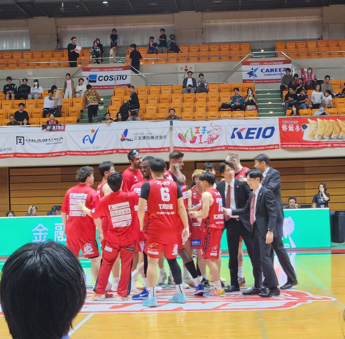 megchama0228's tweet photo. 今日は八王子がヤッター‼️

仕事切り上げて、分刻みの乗り換えがんばって観に行ってよかった🏀

明日もタフなゲームだろうな、こちらも連日業後の応援、がんばろう、うん。

#八王子ビートレインズ
#平日のバスケ観戦 https://t.co/XfPHeKKpZo