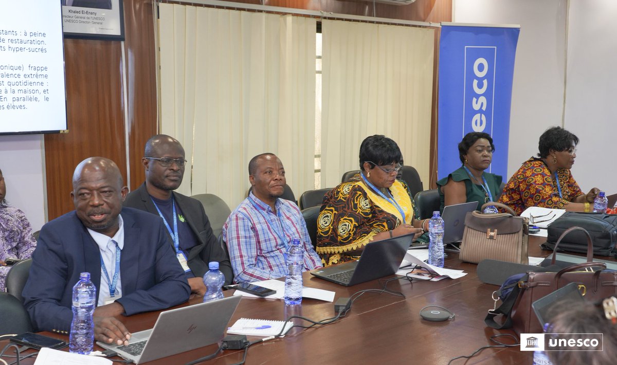 UNESCOKinshasa's tweet photo. 🇨🇩 𝗟𝗲𝘀 𝗮𝗰𝘁𝗲𝘂𝗿𝘀 𝗱𝗲 𝗹'𝗲́𝗱𝘂𝗰𝗮𝘁𝗶𝗼𝗻 𝗲𝘁 𝗱𝗲 𝗹𝗮 𝘀𝗮𝗻𝘁𝗲́ 𝗺𝗼𝗯𝗶𝗹𝗶𝘀𝗲́𝘀 𝗽𝗼𝘂𝗿 𝗳𝗮𝗶𝗿𝗲 𝗱𝗲𝘀 𝗲́𝗰𝗼𝗹𝗲𝘀 𝗱𝗲 𝗹𝗮 𝗥𝗗𝗖 𝗱𝗲 𝘃𝗲́𝗿𝗶𝘁𝗮𝗯𝗹𝗲𝘀 𝗲́𝗰𝗼𝗹𝗲𝘀-𝘀𝗮𝗻𝘁𝗲́

💠 Grâce au financement du programme O3 de l’#UNESCO, 26 acteurs dont une dizaine des femmes des secteurs de l’éducation et de la santé se sont réunis, du 20 au 21 octobre 2026 au bureau de l'UNESCO pour renforcer la coordination interministérielle en faveur de la santé scolaire. 
💠 La rencontre a connu la participation des Directeurs nationaux de la #DEVC (Direction de l’Éducation à la Vie Courante) et du #PNSSU (Programme national de santé scolaire et universitaire), ainsi que des représentants du Secrétaire général à la Santé et du Ministre de la Santé publique.
💠 Les travaux ont permis d’examiner les résultats des enquêtes nationales sur la santé scolaire et de finaliser plusieurs outils stratégiques destinés à renforcer la mise en œuvre de l’approche #ÉcolesSanté en RDC. Ils ont contribué également à identifier des actions prioritaires pour promouvoir des environnements scolaires sains, sûrs, inclusifs et favorables au bien-être des apprenants.
➡️ Cette initiative marque une étape importante vers une meilleure synergie entre les secteurs de l’#éducation et de la #santé afin de faire des #écoles de la RDC de véritables espaces de promotion de la santé et du développement des #jeunes.

#UNESCO #RDC #O3 
#ÉcolesSanté #SantéScolaire
