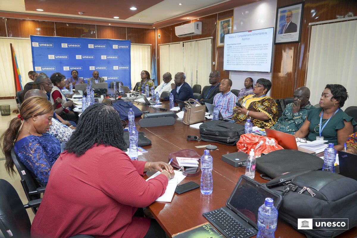 UNESCOKinshasa's tweet photo. 🇨🇩 𝗟𝗲𝘀 𝗮𝗰𝘁𝗲𝘂𝗿𝘀 𝗱𝗲 𝗹'𝗲́𝗱𝘂𝗰𝗮𝘁𝗶𝗼𝗻 𝗲𝘁 𝗱𝗲 𝗹𝗮 𝘀𝗮𝗻𝘁𝗲́ 𝗺𝗼𝗯𝗶𝗹𝗶𝘀𝗲́𝘀 𝗽𝗼𝘂𝗿 𝗳𝗮𝗶𝗿𝗲 𝗱𝗲𝘀 𝗲́𝗰𝗼𝗹𝗲𝘀 𝗱𝗲 𝗹𝗮 𝗥𝗗𝗖 𝗱𝗲 𝘃𝗲́𝗿𝗶𝘁𝗮𝗯𝗹𝗲𝘀 𝗲́𝗰𝗼𝗹𝗲𝘀-𝘀𝗮𝗻𝘁𝗲́

💠 Grâce au financement du programme O3 de l’#UNESCO, 26 acteurs dont une dizaine des femmes des secteurs de l’éducation et de la santé se sont réunis, du 20 au 21 octobre 2026 au bureau de l'UNESCO pour renforcer la coordination interministérielle en faveur de la santé scolaire. 
💠 La rencontre a connu la participation des Directeurs nationaux de la #DEVC (Direction de l’Éducation à la Vie Courante) et du #PNSSU (Programme national de santé scolaire et universitaire), ainsi que des représentants du Secrétaire général à la Santé et du Ministre de la Santé publique.
💠 Les travaux ont permis d’examiner les résultats des enquêtes nationales sur la santé scolaire et de finaliser plusieurs outils stratégiques destinés à renforcer la mise en œuvre de l’approche #ÉcolesSanté en RDC. Ils ont contribué également à identifier des actions prioritaires pour promouvoir des environnements scolaires sains, sûrs, inclusifs et favorables au bien-être des apprenants.
➡️ Cette initiative marque une étape importante vers une meilleure synergie entre les secteurs de l’#éducation et de la #santé afin de faire des #écoles de la RDC de véritables espaces de promotion de la santé et du développement des #jeunes.

#UNESCO #RDC #O3 
#ÉcolesSanté #SantéScolaire