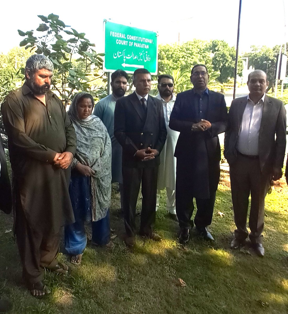 ChDaily_News's tweet photo. Court in Pakistan adjourns hearing on Christians’ abducted daughter: Pakistan’s top constitutional court on Wednesday (Oct. 21) adjourned a hearing on a Christian couple’s petition seeking recovery of their daughter after learning that the Muslim accused of… dlvr.​it/TW1ZhZ https://t.co/Tui0TgtVvR