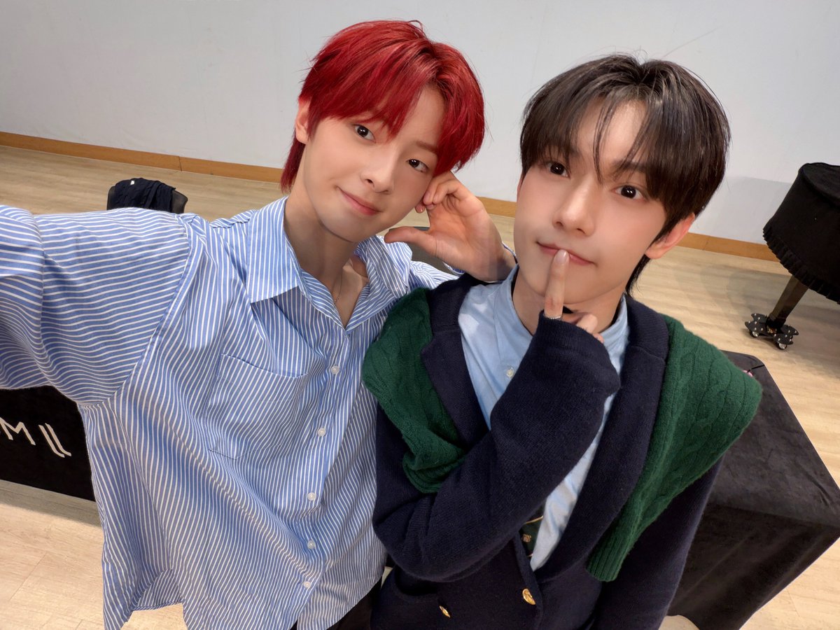 flareu_official's tweet photo. [#FLARE_UPDATE] 261022 FLARE U (플레어 유) 2nd Mini Album [LOVEHOOD] 발매 기념 팬사인회

#FLAREU #플레어유
#LOVEHOOD https://t.co/DNHxrrCuXq