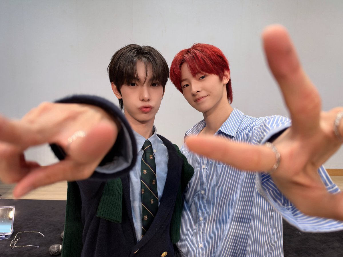 flareu_official's tweet photo. [#FLARE_UPDATE] 261022 FLARE U (플레어 유) 2nd Mini Album [LOVEHOOD] 발매 기념 팬사인회

#FLAREU #플레어유
#LOVEHOOD https://t.co/DNHxrrCuXq