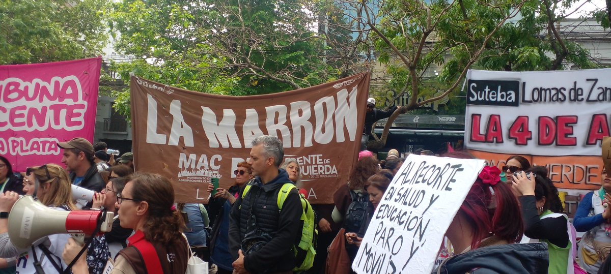 raymi326's tweet photo. #LaPlata #Paro y movilización docente junto a estatales, becarios y residentes en PBA y la #Multicolor
Ningun docente pobre con salarios de miseria!
Basta de atacar el derecho a huelga y amedrentamientos 
Los trabaj de subte marcan el camino.

Aparición con vida de Nanci Godoy https://t.co/NXeXO7SdAb