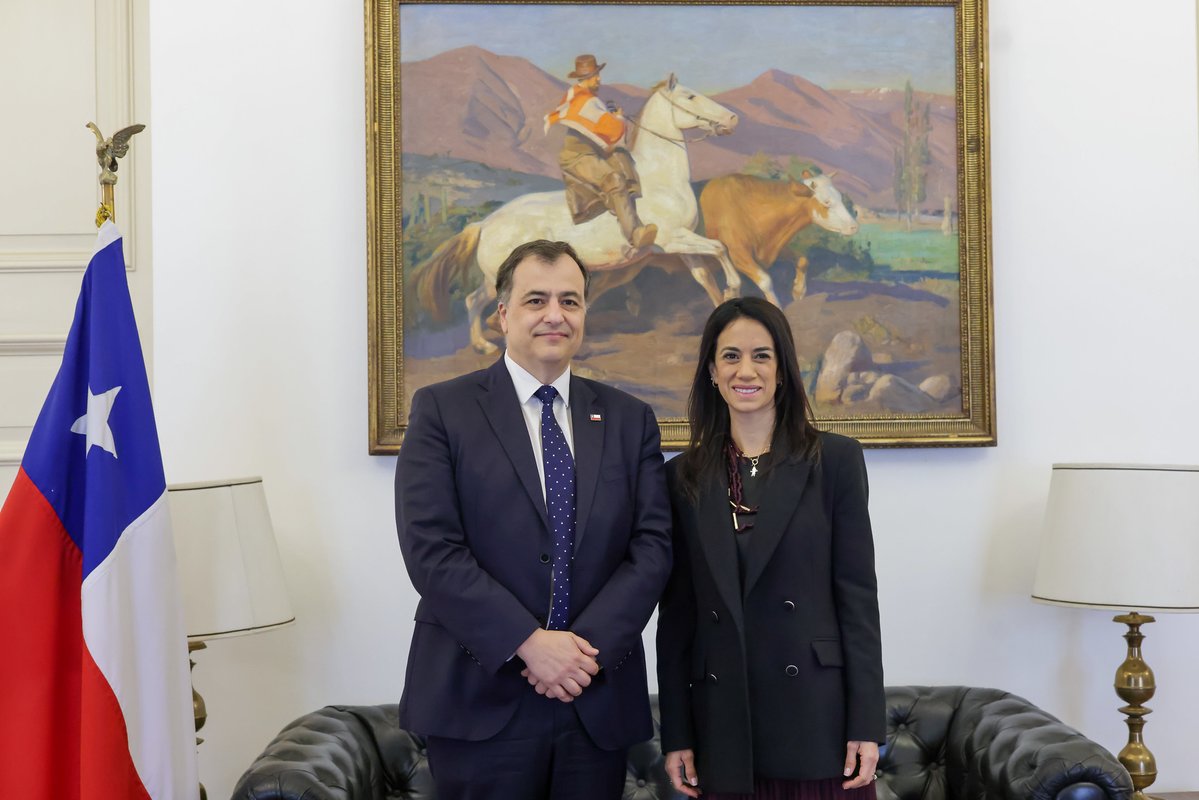 Senado_Chile's tweet photo. 🏛️🤝 Coordinación de la agenda legislativa

La presidenta del Senado, Paulina Núñez, se reunió en La Moneda con el subsecretario y vocero de Gobierno, Gonzalo Arenas, para establecer una coordinación entre el Ejecutivo y el Congreso que permita fortalecer la difusión de la agenda legislativa y de los proyectos que impactan la vida de las personas.

💬 Respecto del alza de los combustibles, la presidenta del Senado @paulinanu señaló que el Gobierno debe seguir evaluando medidas que permitan mitigar sus efectos en los hogares. “Si se necesitan cambios legales, desde el Senado les daremos prioridad, porque el bolsillo de las familias no puede esperar”.

📲Más detalles en https://t.co/NoKV9p3Njs