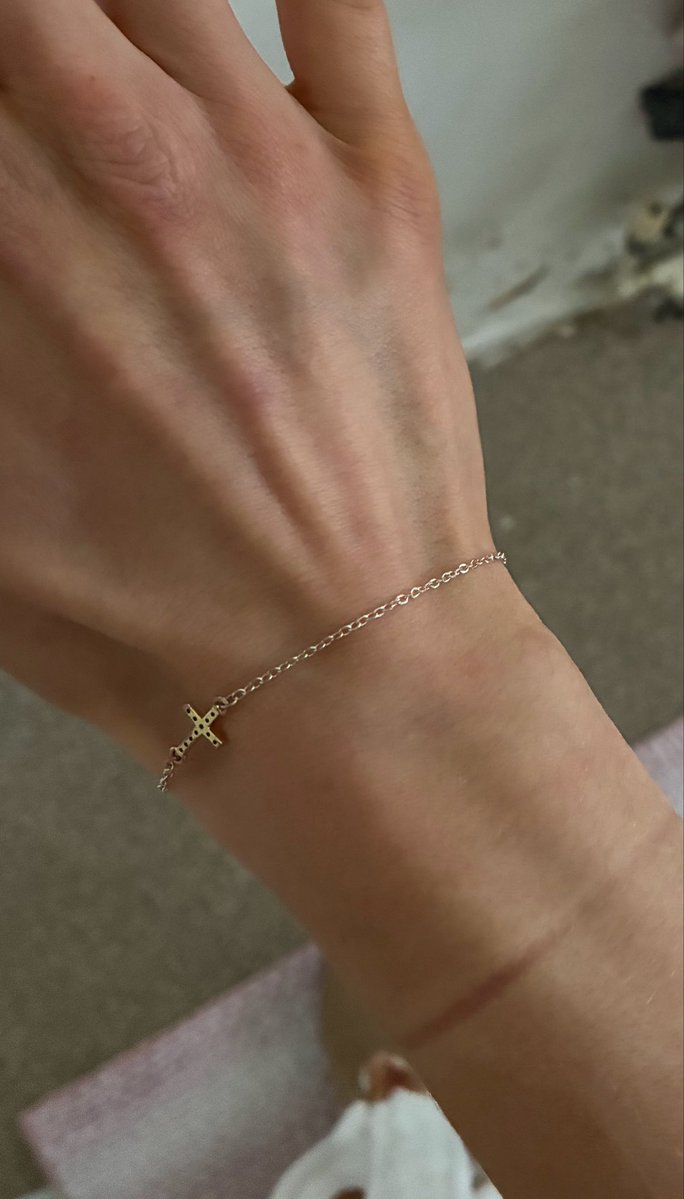 dinocoffeequeen's tweet photo. on today’s episode of “things that make me feel fat”…

my hair tie leaving a mark on my wrist https://t.co/o79Xs1XYh6